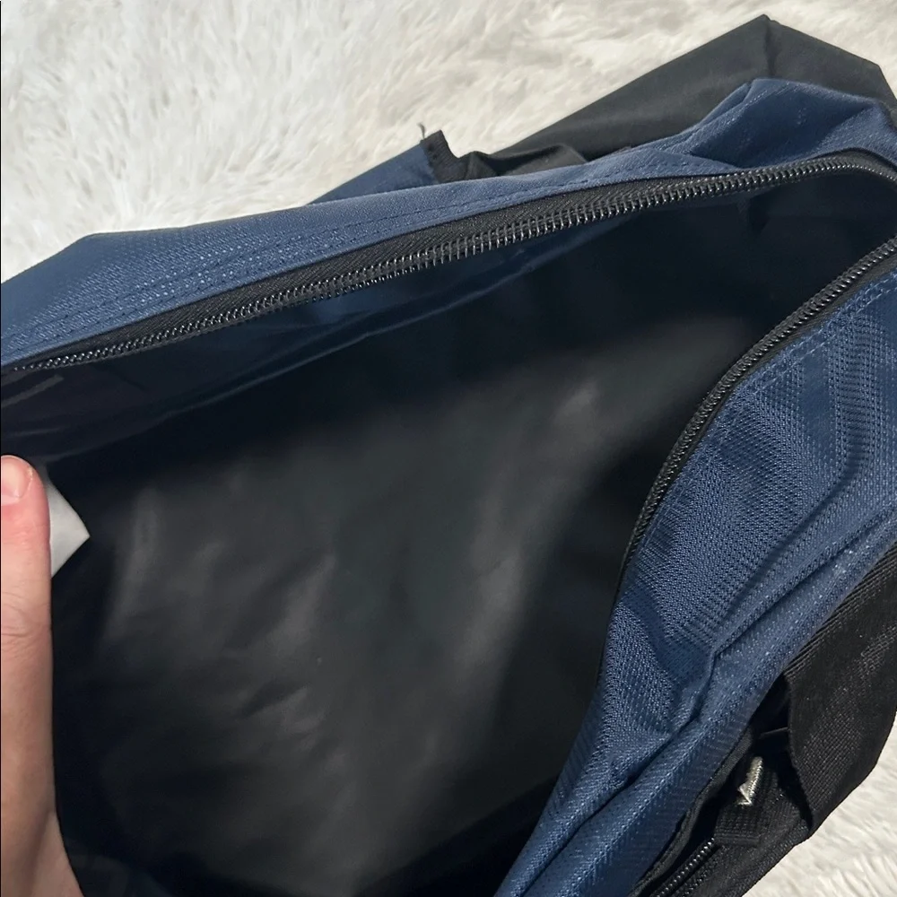 🎻 NWOT Ogio Duffle Bag